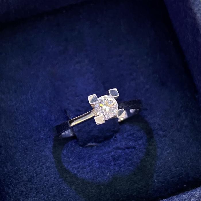 0,30 Karat Hrd Sertifikalı V Tektaş Pırlanta Yüzük