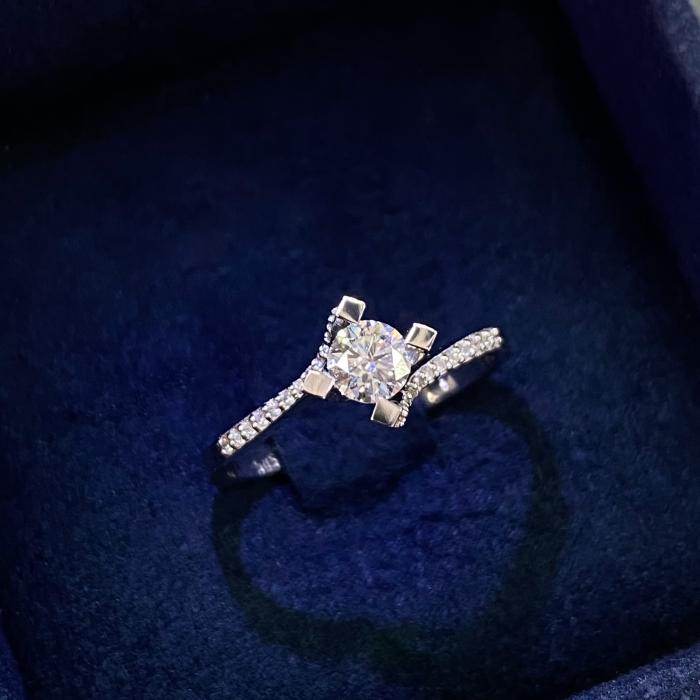 0,38 Karat Hrd Sertifikalı Kenar Taşlı Diana Tektaş Pırlanta Yüzük