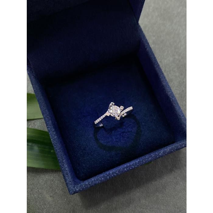 0,38 Karat Hrd Sertifikalı Kenar Taşlı Diana Tektaş Pırlanta Yüzük