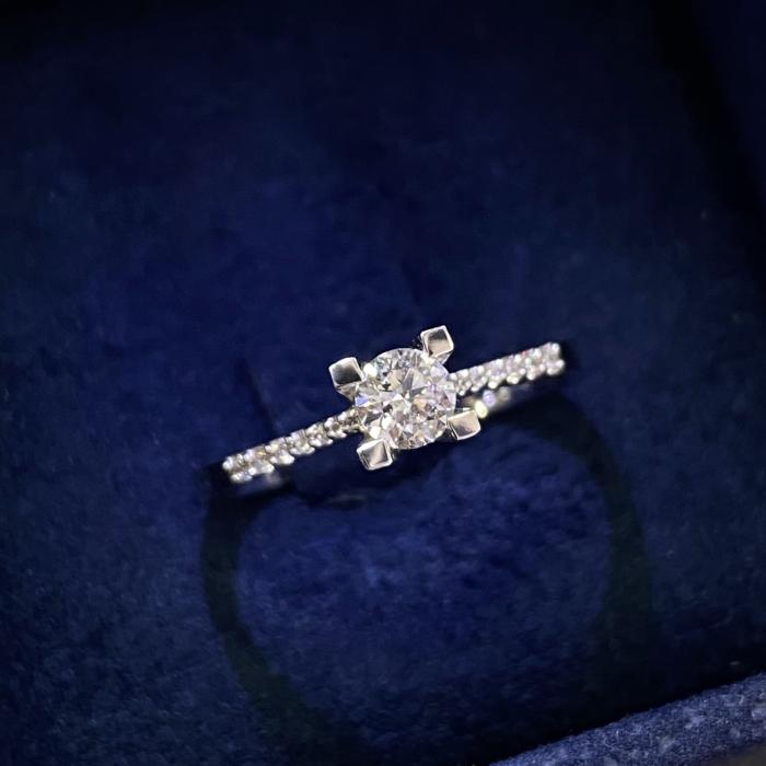 0,38 Karat Hrd Sertifikalı Kenar Taşlı V Tektaş Pırlanta Yüzük