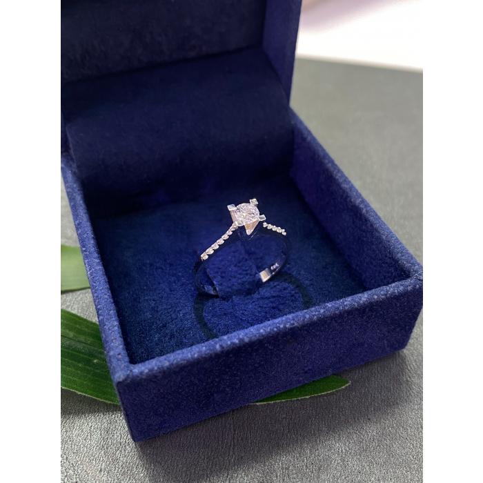 0,38 Karat Hrd Sertifikalı Kenar Taşlı V Tektaş Pırlanta Yüzük