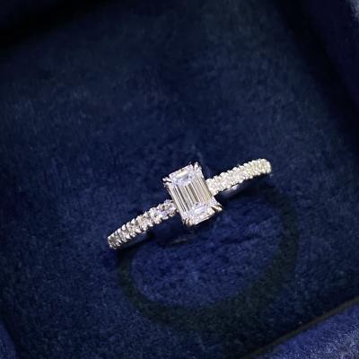 0,40 Karat Gia Sertifikalı Emerald Kenar Taşlı Pırlanta Yüzük