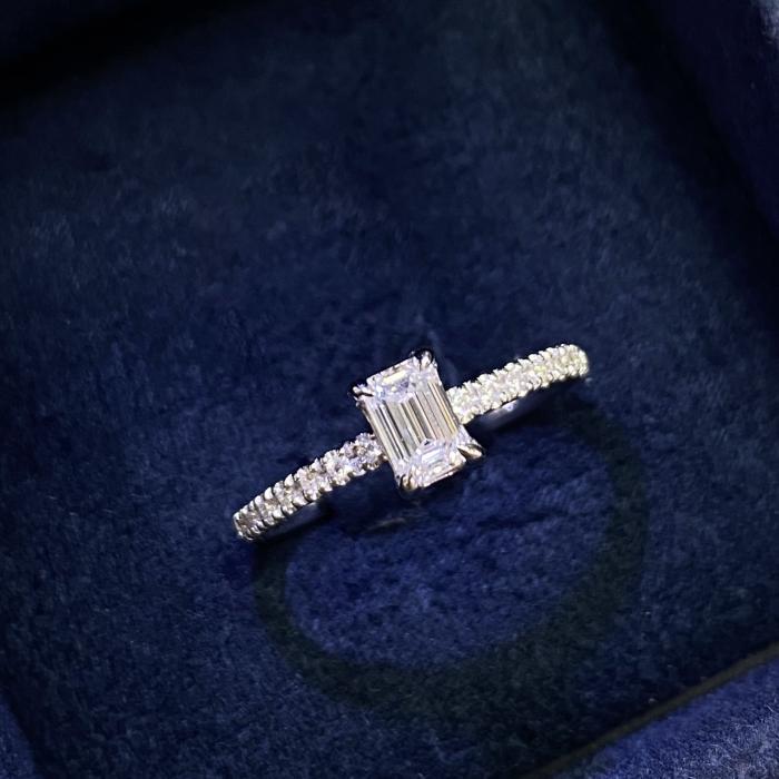 0,40 Karat Gia Sertifikalı Emerald Kenar Taşlı Pırlanta Yüzük