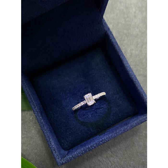 0,40 Karat Gia Sertifikalı Emerald Kenar Taşlı Pırlanta Yüzük