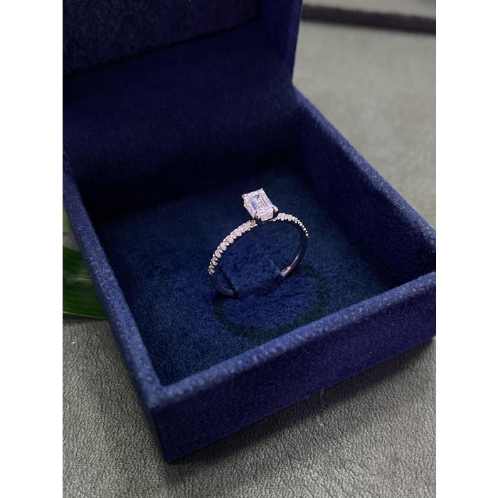 0,40 Karat Gia Sertifikalı Emerald Kenar Taşlı Pırlanta Yüzük