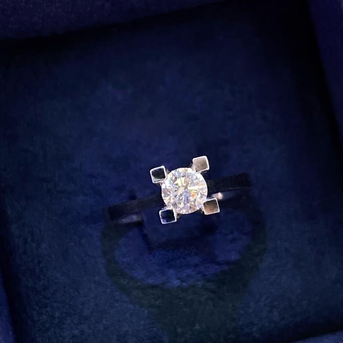 0.50 Karat Hrd Sertifikalı V Tektaş Pırlanta Yüzük