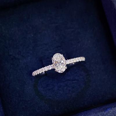 0,50 Karat Oval Kesim Kenar Taşlı Pırlanta Yüzük 