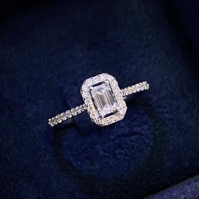 0,55 Karat Gia Sertifikalı Emerald Halo Tektaş Yüzük 