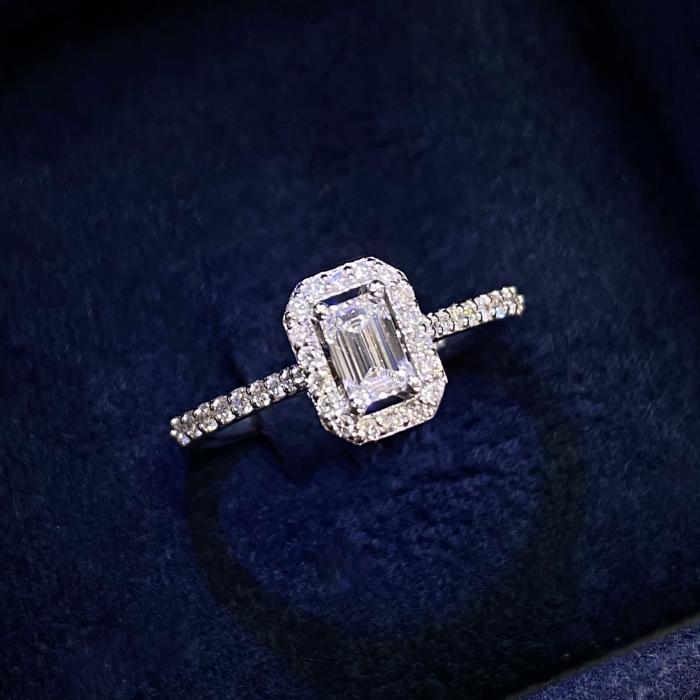 0,55 Karat Gia Sertifikalı Emerald Halo Tektaş Yüzük 