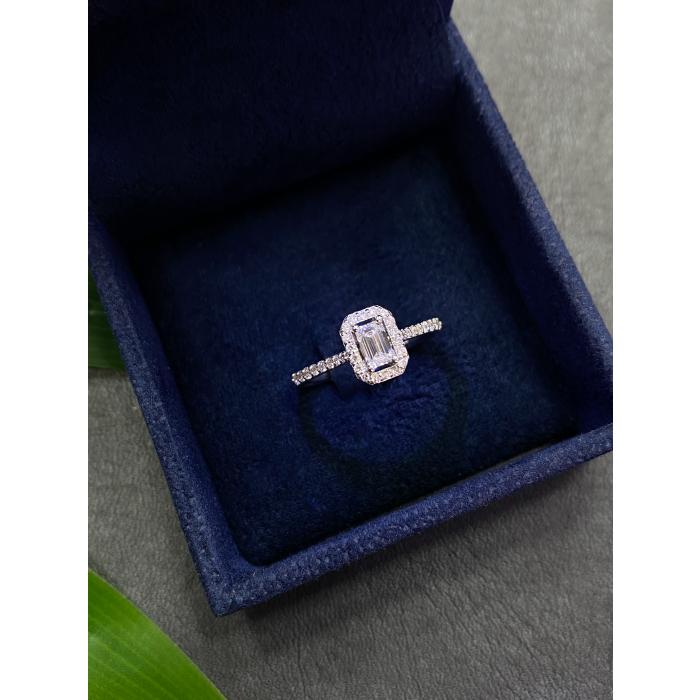 0,55 Karat Gia Sertifikalı Emerald Halo Tektaş Yüzük 