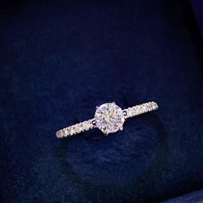 0,62 Karat Hrd Sertifikalı 6 Tırnak Kenar Taşlı Tektaş Pırlanta Yüzük