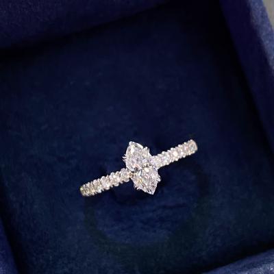 0,65 Karat Gia Sertifikalı Markiz Kenar Taşlı Pırlanta Yüzük