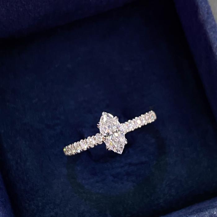 0,65 Karat Gia Sertifikalı Markiz Kenar Taşlı Pırlanta Yüzük