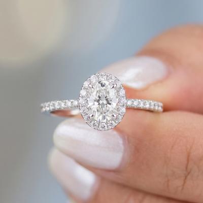 0,75 Karat Gia Sertifikalı Oval Halo Tektaş Yüzük 